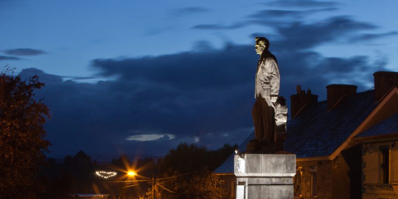 Kiltyclogher_Sean_Mac_Diarmada_Monument_at_Night_time